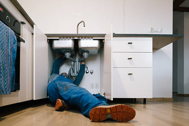 Professional Emergency Plumber technician working in Guinda, CA